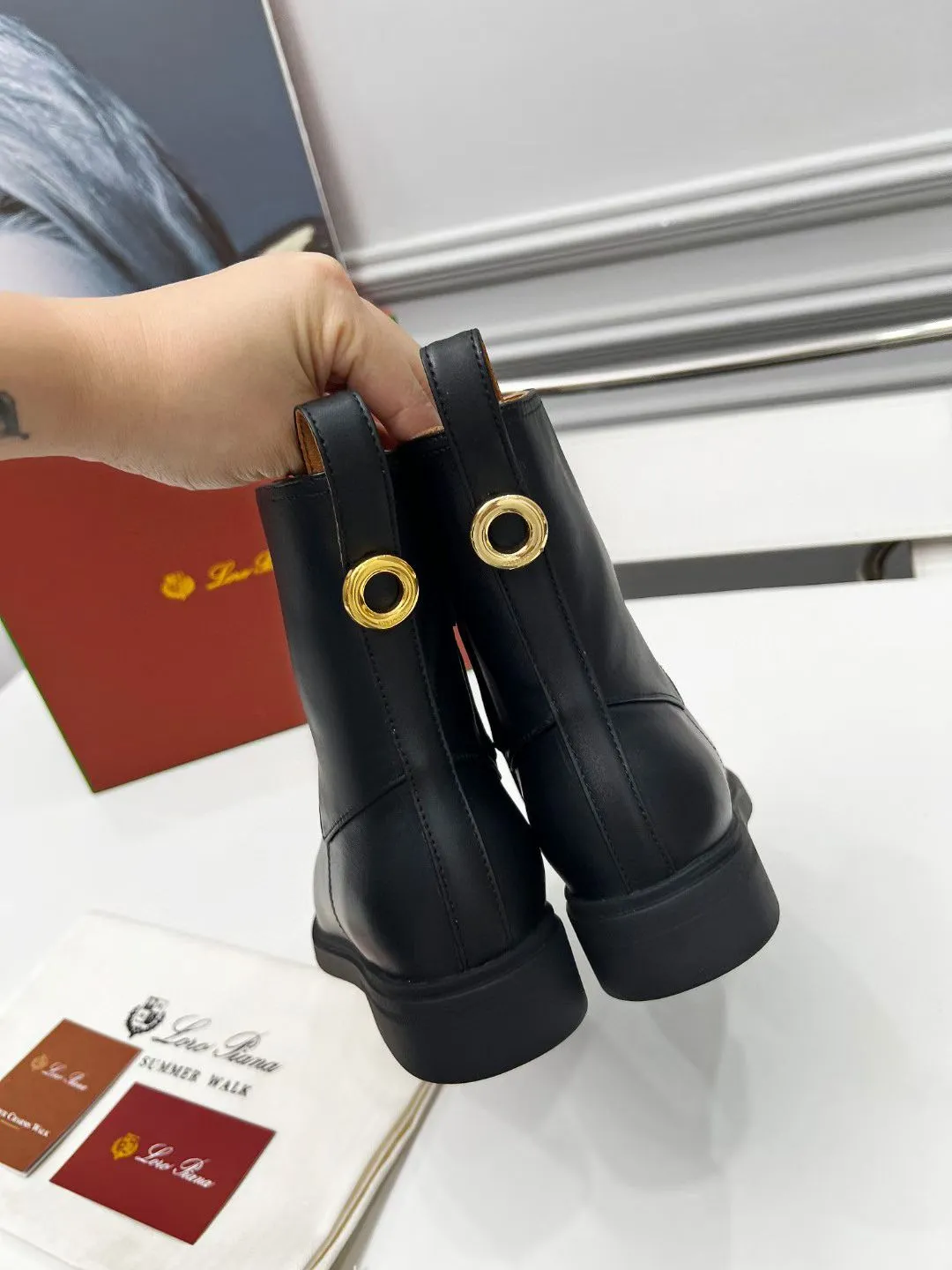 👟👟Ex-factory price 640👟👟 First-layer cowhide, G02 purchasing level WYSIWYG Loro Piana LP 130s new autumn and winter Kilda ankle boots side zipper short boots. This iconic ankle boot is made of waxed cow leather/suede sheepskin, giving it a rustic and unique retro aesthetic. The casual yet sophisticated style is perfect for urban looks as well as relaxed weekend looks. The sole is Loro Piana non-slip rubber sole. Leather lining, interior zip closure with tonal zip puller at top. Metallic detail at back. Leather ring pull tabs engraved with brand logo One-piece tonal rubber sole Rubber sole with anti-slip LP detail! Upper: Imported calfskin/nubuck leather Inner foot pads: cowhide Sole: Original molded rubber outsole Size: 35-40 (41 is custom-made and cannot be returned or exchanged)